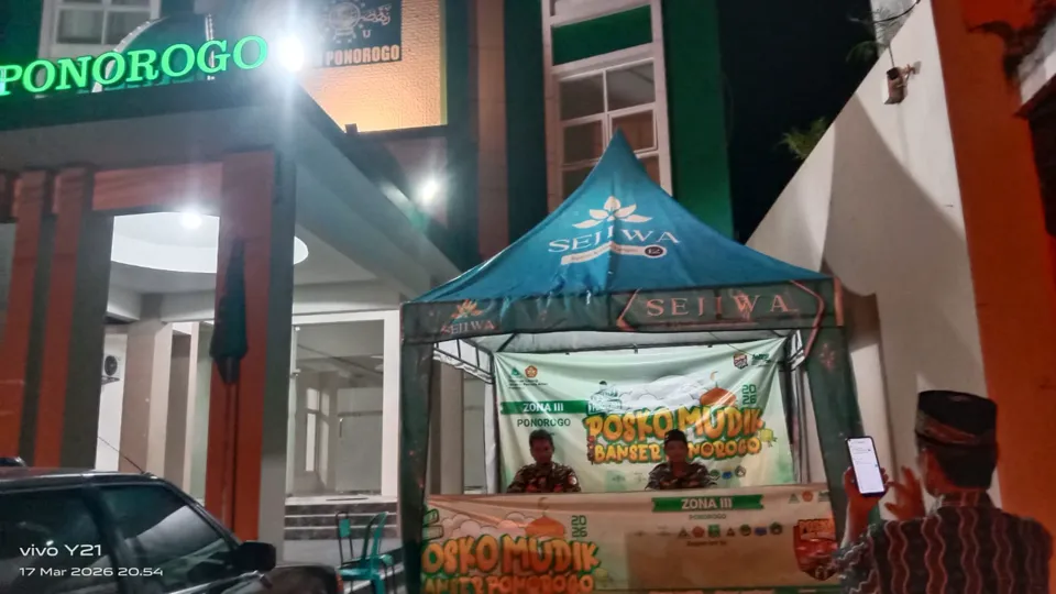 Tenda Posko Mudik Banser Ponorogo Zona III di depan Graha PCNU Ponorogo pada malam hari