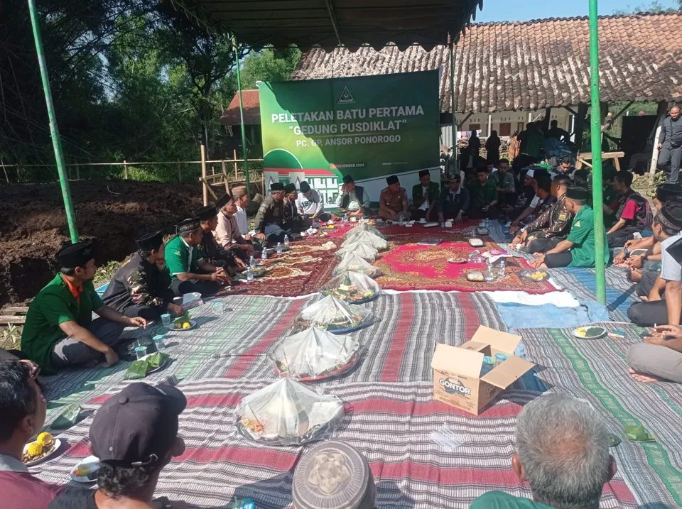 Kader GP Ansor dan Banser duduk lesehan di bawah tenda pada peletakan batu pertama Gedung Pusdiklat PC GP Ansor Ponorogo