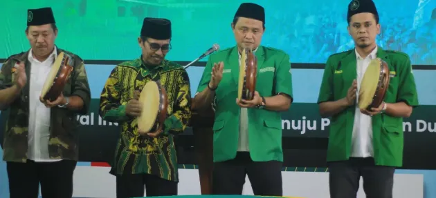 Empat tokoh menabuh rebana pada pembukaan Konfercab XVIII GP Ansor Ponorogo di Aula INSURI Ponorogo