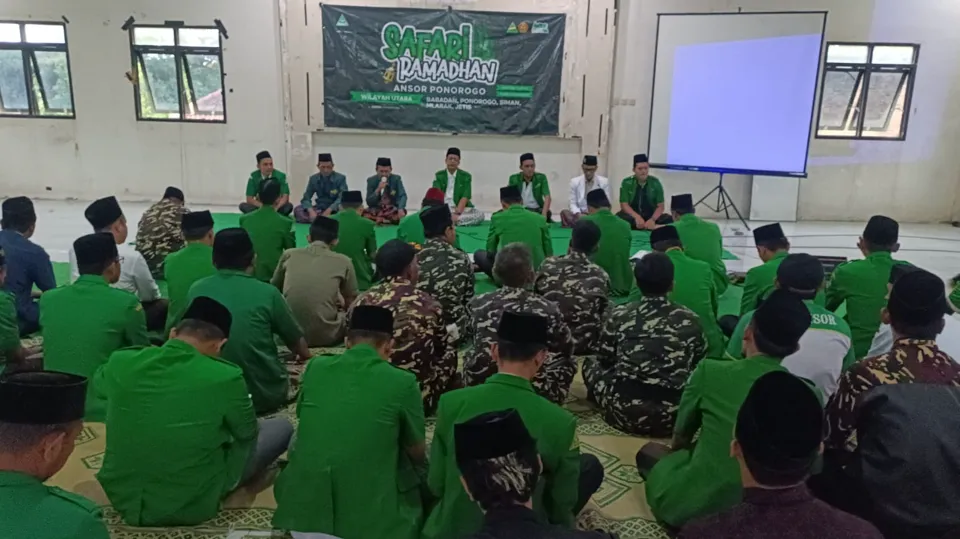 Kader GP Ansor dan Banser duduk bersila mengikuti Safari Ramadhan Ansor Ponorogo di MWC NU Babadan