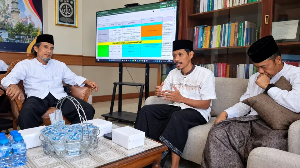 Dari kiri Kyai Ahmad Zubaidi (LPTQ), Eko Triyono (Ketua Panitia) dan Hadi Rustiyono, S.STP, M.Si (KABAGKESRA SETDA Ponorogo) dalam Rapat Koordinasi Panitia Hari Santri 2026 Kabupaten Ponorogo, Kamis 22 Oktober 2026